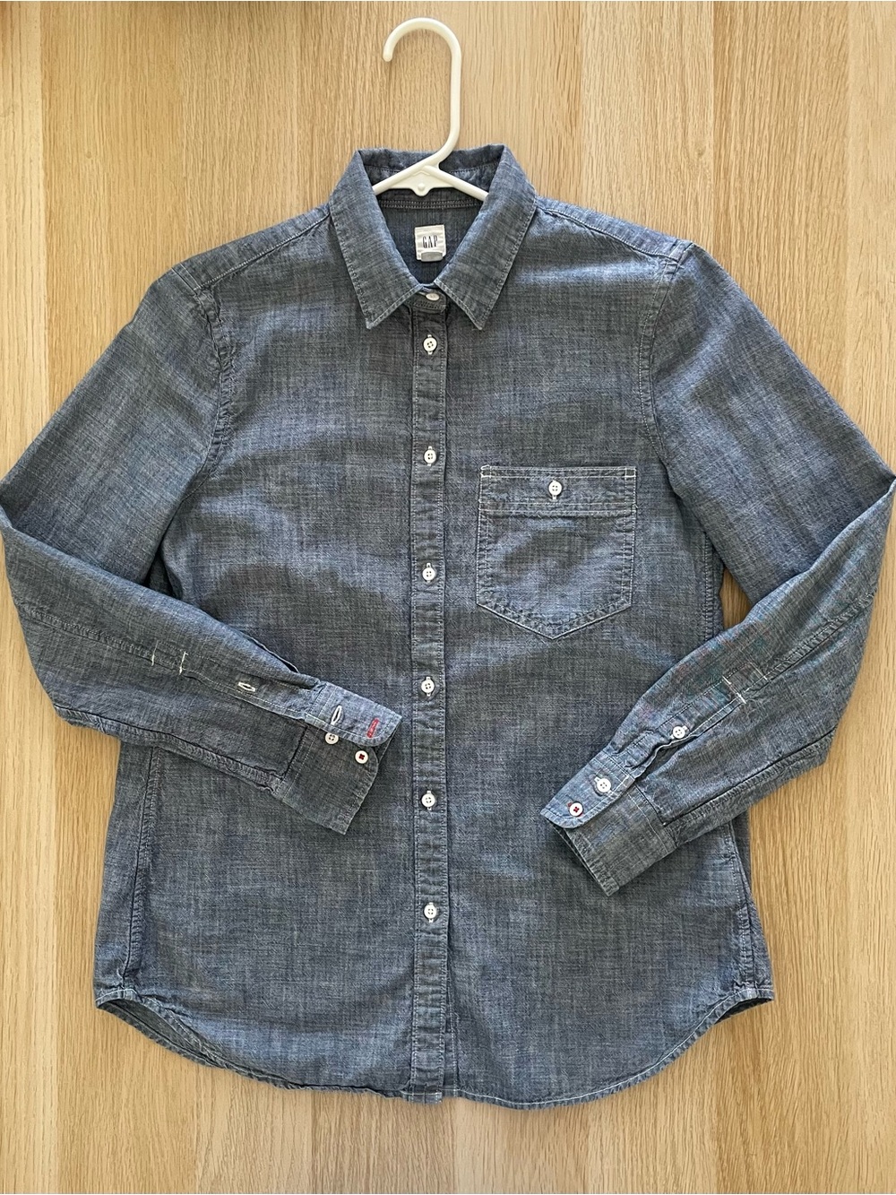 GAP Women's Heathered Chambray Button-Down Shirt - Blue